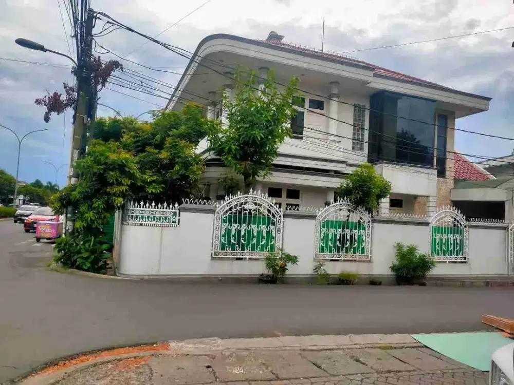 Dijual Rumah besar di Hoek Jalan utama Grand Galaxy Bekasi