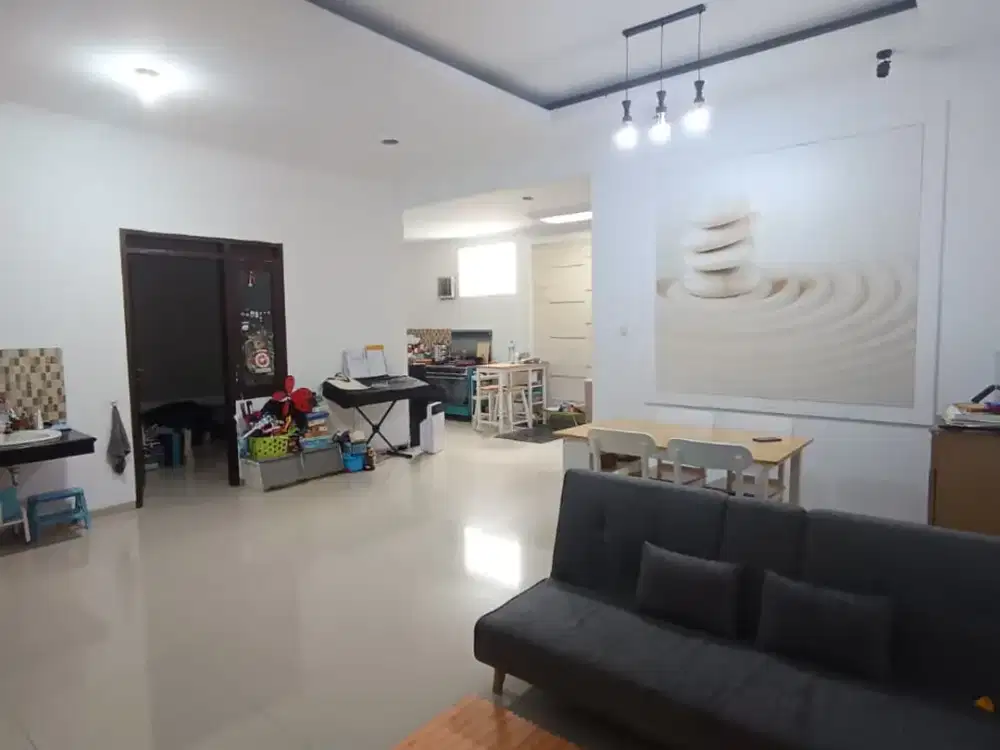 Dijual Rumah Siap Huni Terawat Nyaman Lokasi Strategis di Taman Holis Indah 1 Bandung
