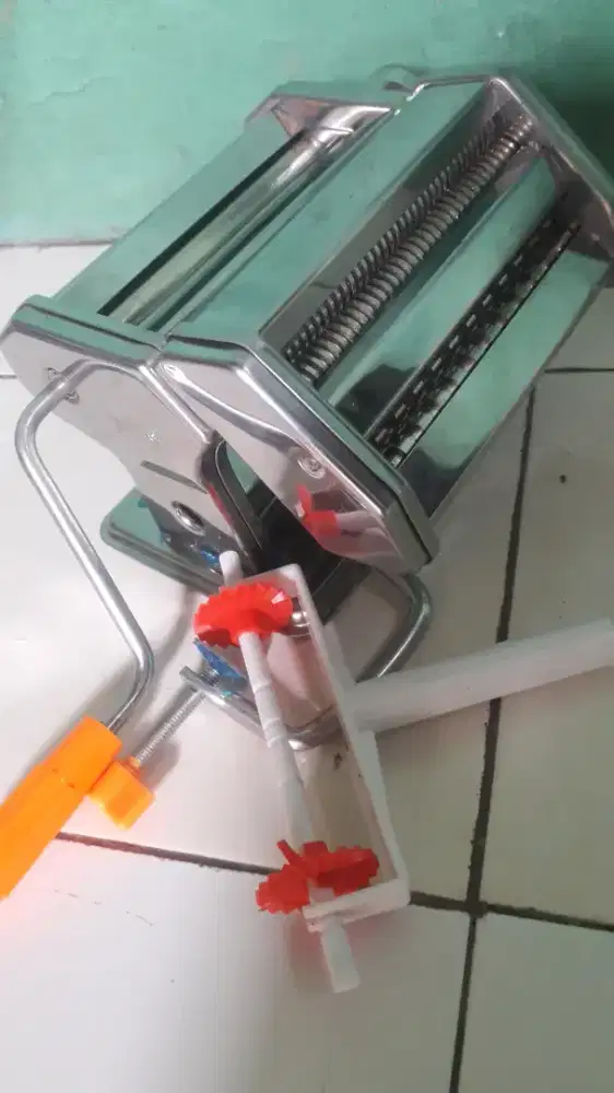 Mesin pembuat mie pasta maker