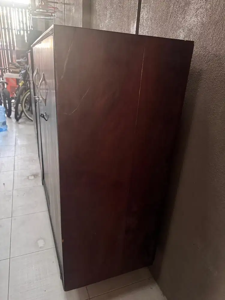 Dijual 2 lemari pakaian dan 1 meja belajar