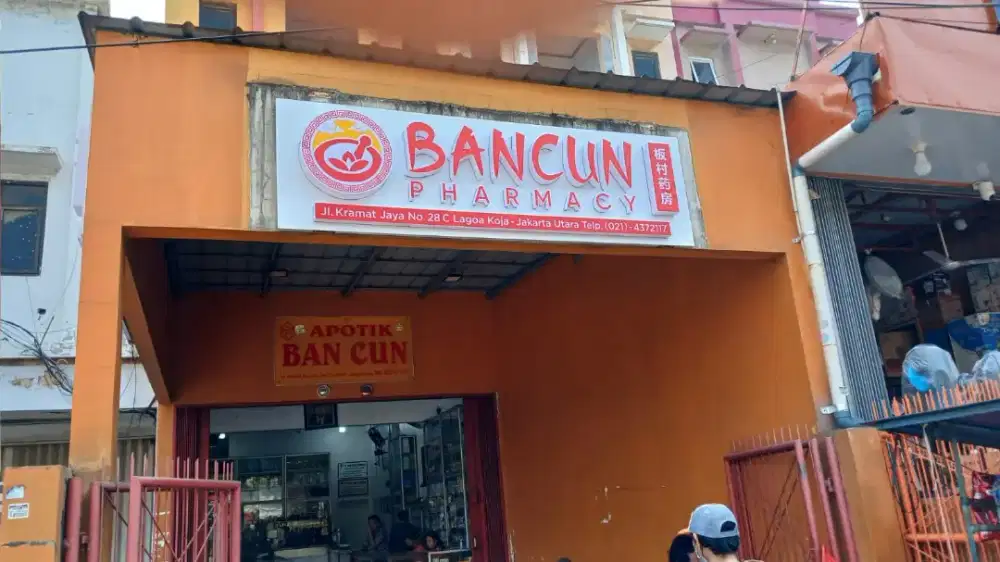 Papan nama apotek