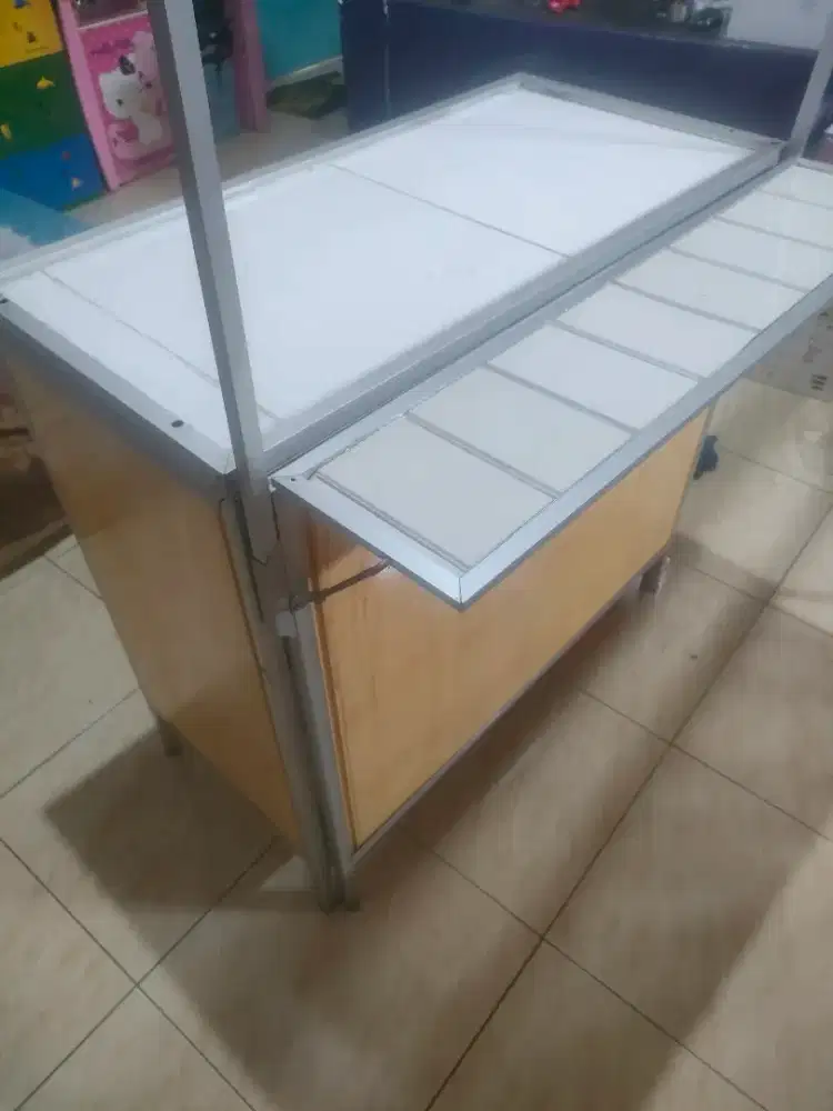 Meja konter jualan