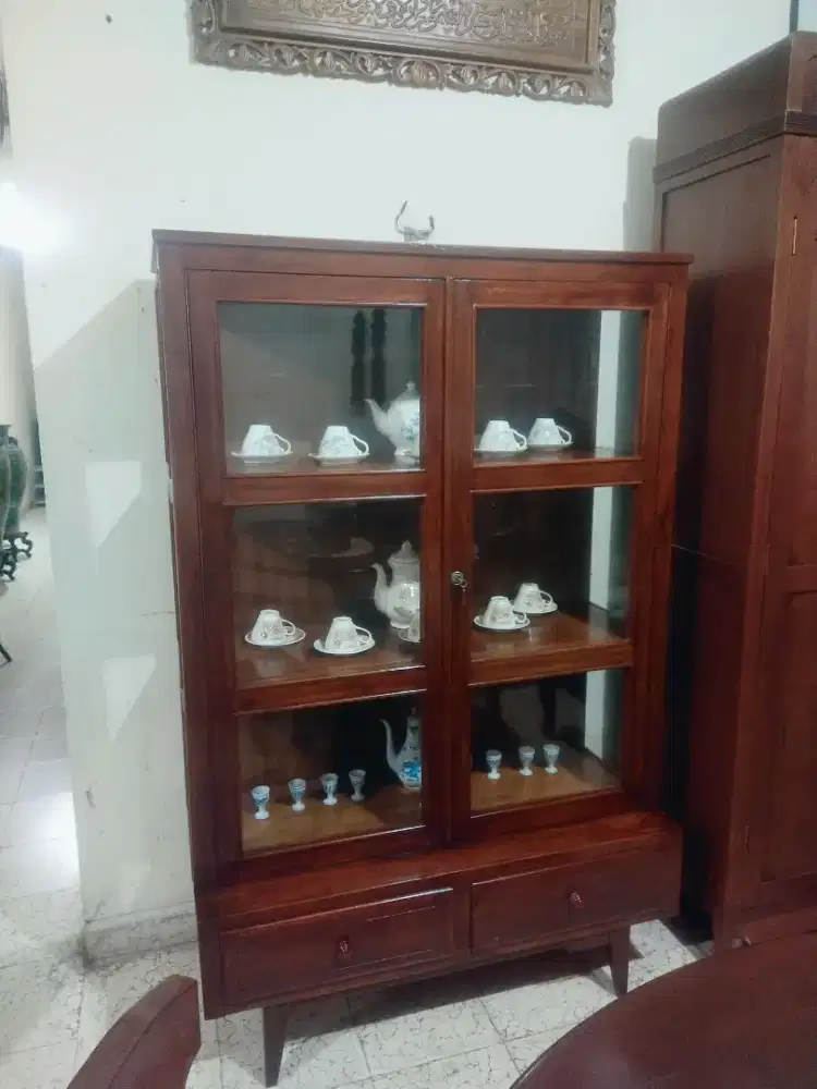 Lemari hias jati kaca