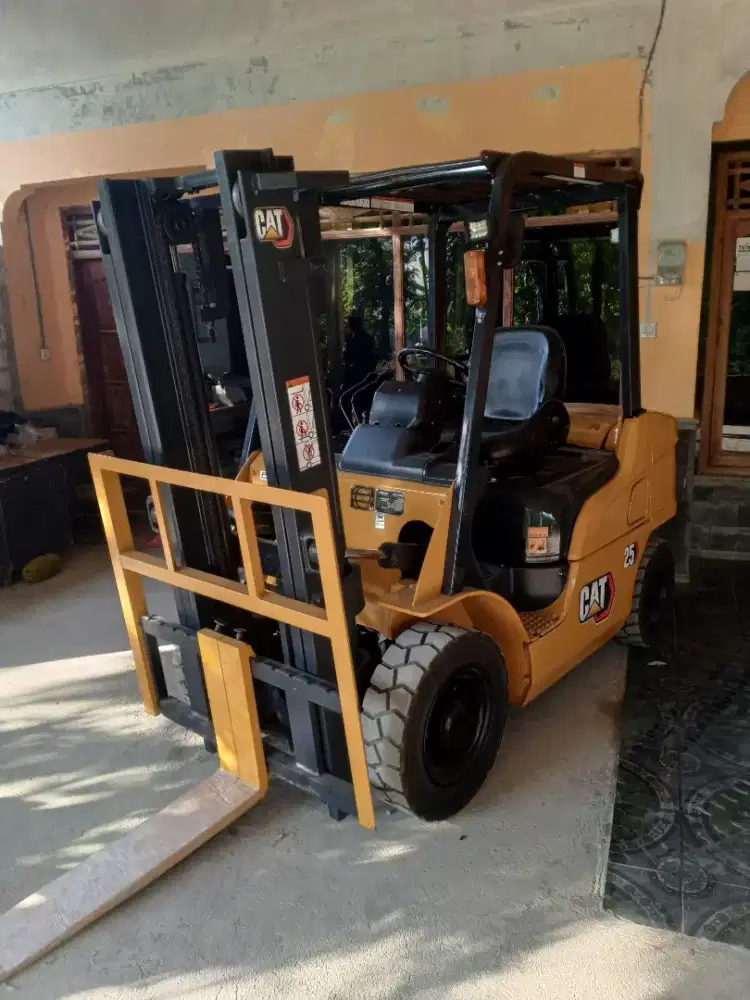 Forklift 2,5 Ton Caterpillar siap kerja kondisi normal