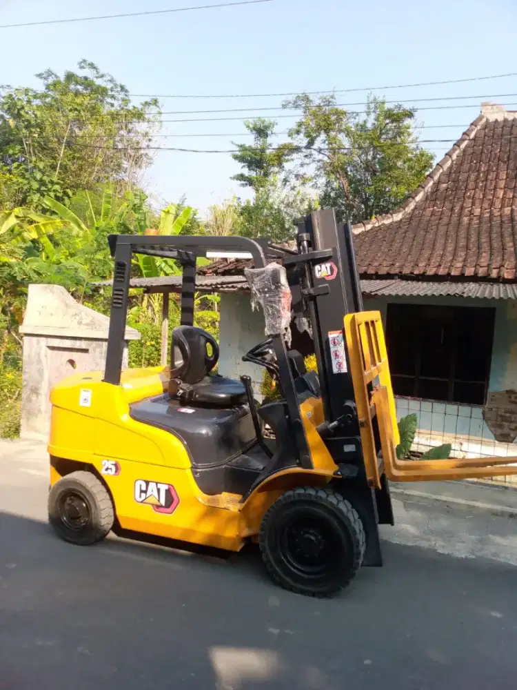 Forklift 2,5 Ton Caterpillar siap kerja