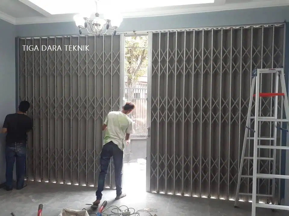 Pintu Garasi Folding Gate Kokoh & Praktis