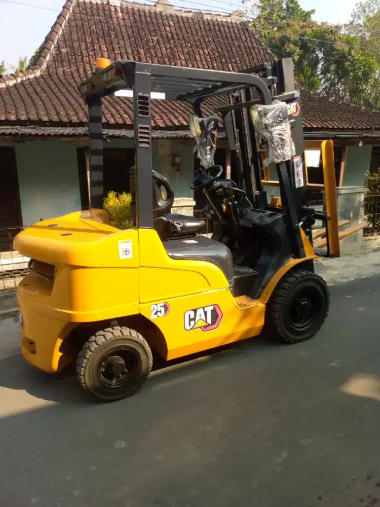 Forklift 2,5 ton Caterpillar 2021 siap kerja normal