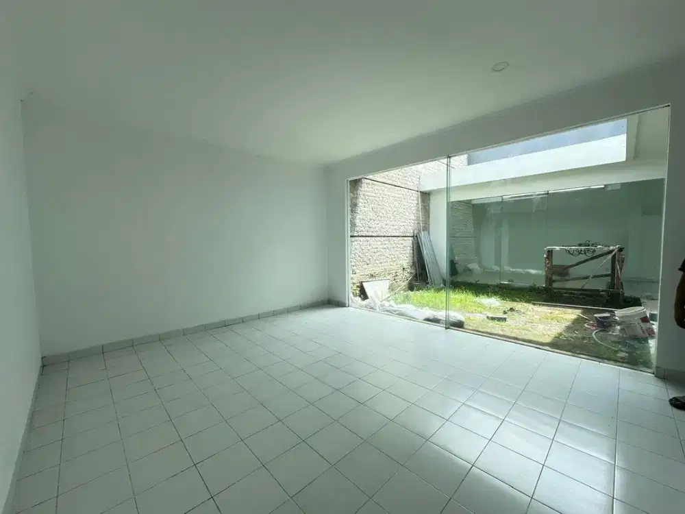 Dijual Rumah Luas Nyaman 2 Lantai di Taman Sakura Bandung