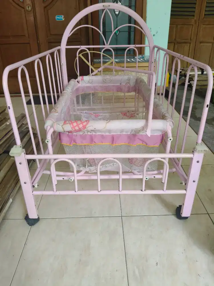 Tempat tidur bayi