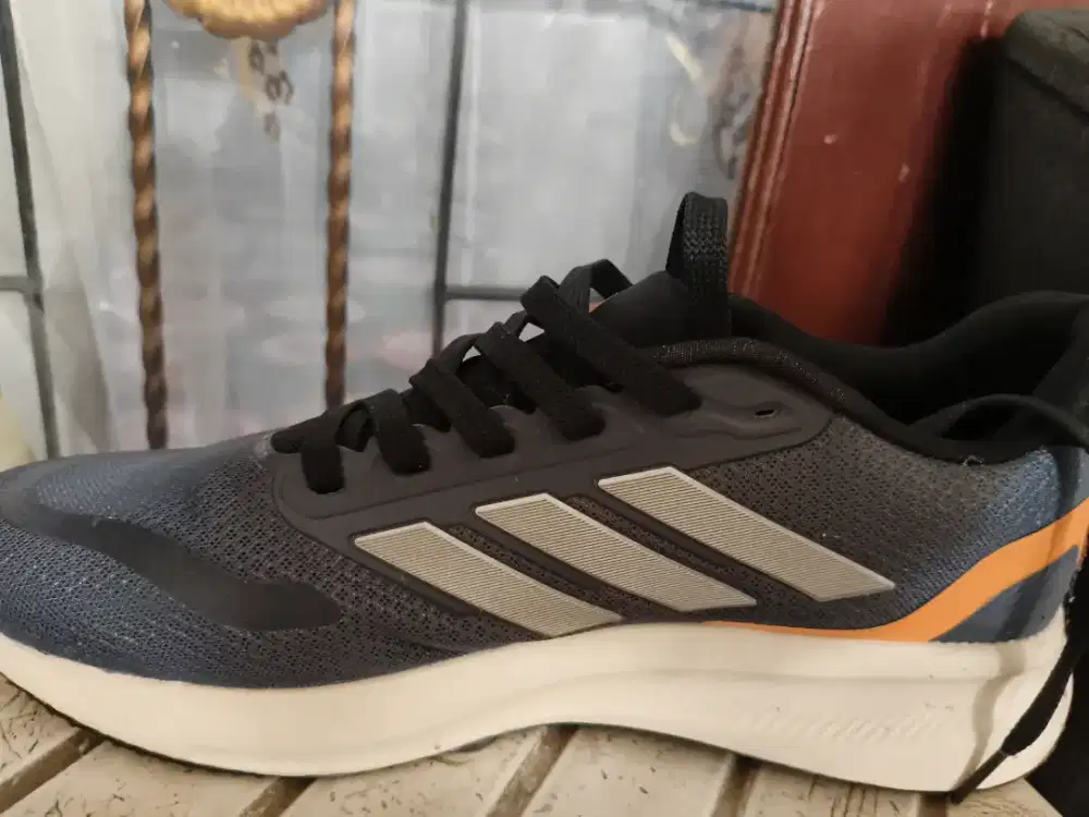 Sepatu Running Adidas