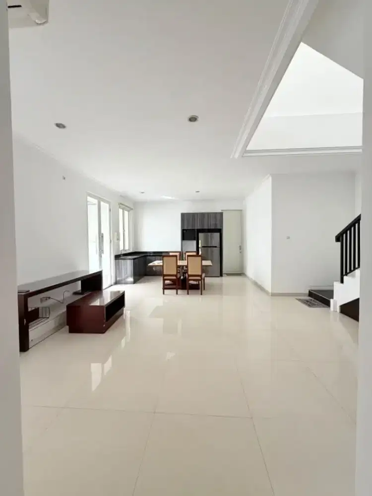 SEWA RUMAH SIAP PAKAI DEKAT TOL WIYUNG ROYAL RESIDENCE UNESA MENGANTI