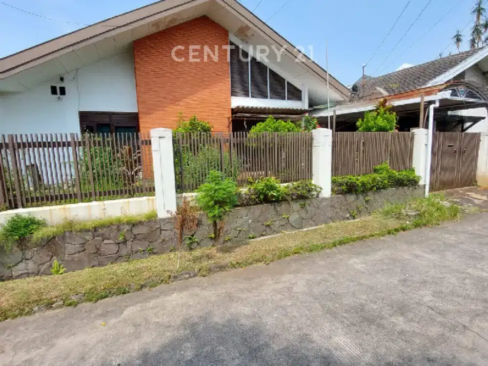 Rumah Asri Dan Terawat Di Jalan Garuda Kota Bandung