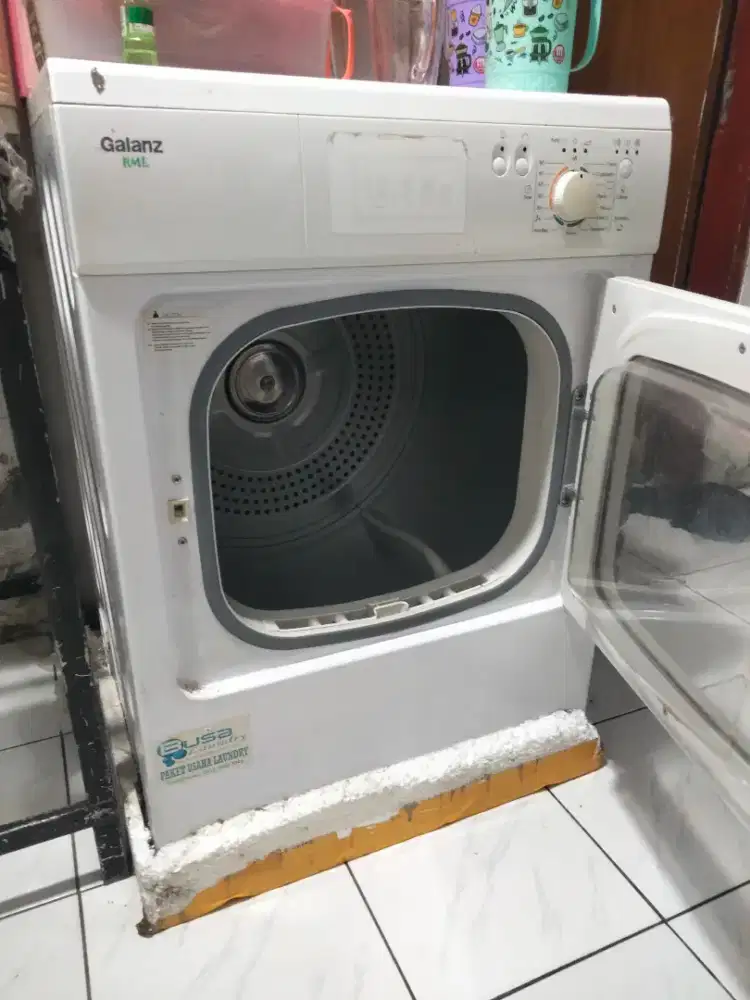 Karyawan laundry setrika packing