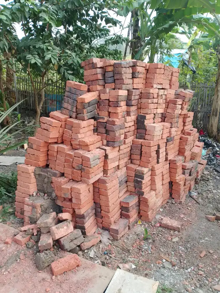 Batu Bata Sisa Bangunan