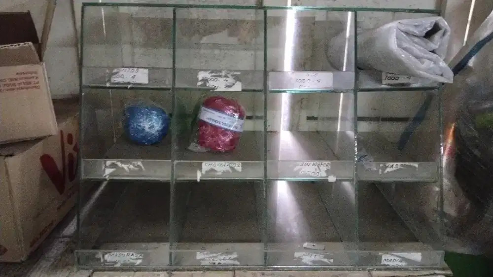 Etalase untuk toko