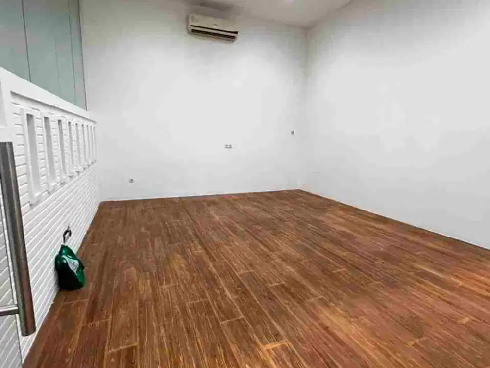 DISEWAKAN RUMAH CROWN GOLF 8X24 SEMI FURNISH PIK
