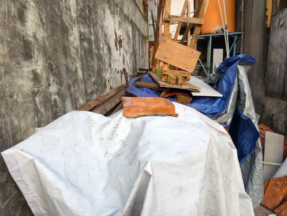 Dijual kayu bekas bongkaran atap