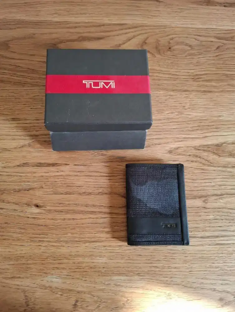 New Card holder Tumi
Camo 
Limited edition Original