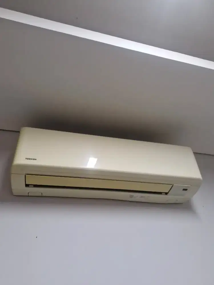 Teknisi dan helper AC