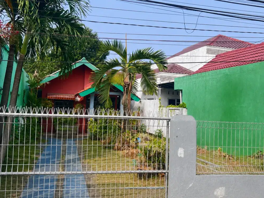 DIJUAL RUMAH DENGAN HALAMAN DEPAN YANG SANGAT LUAS DAN NYAMAN LUAS TANAH 260 m2