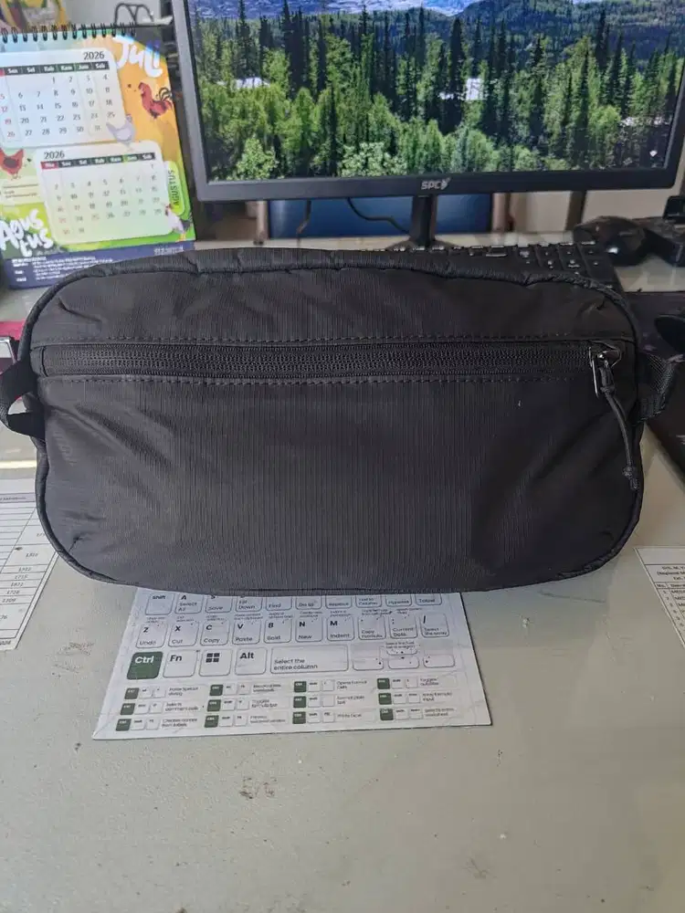 Tas Slingbag Tomtoc T33 Warna Hitam Kondisi 95 % Mulus Jarang Dipakai