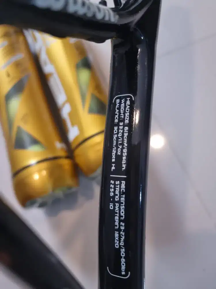 Racket Wilson Hitam dan 2 tabung bola tennis
