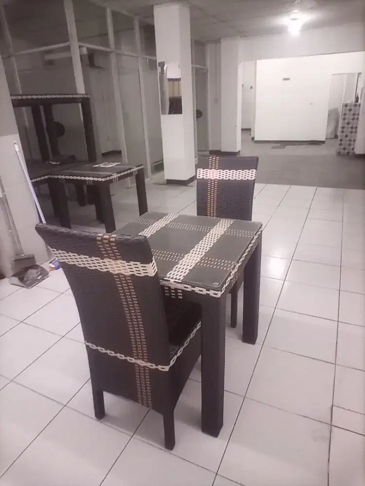 Meja dan kursi rotan sintetis