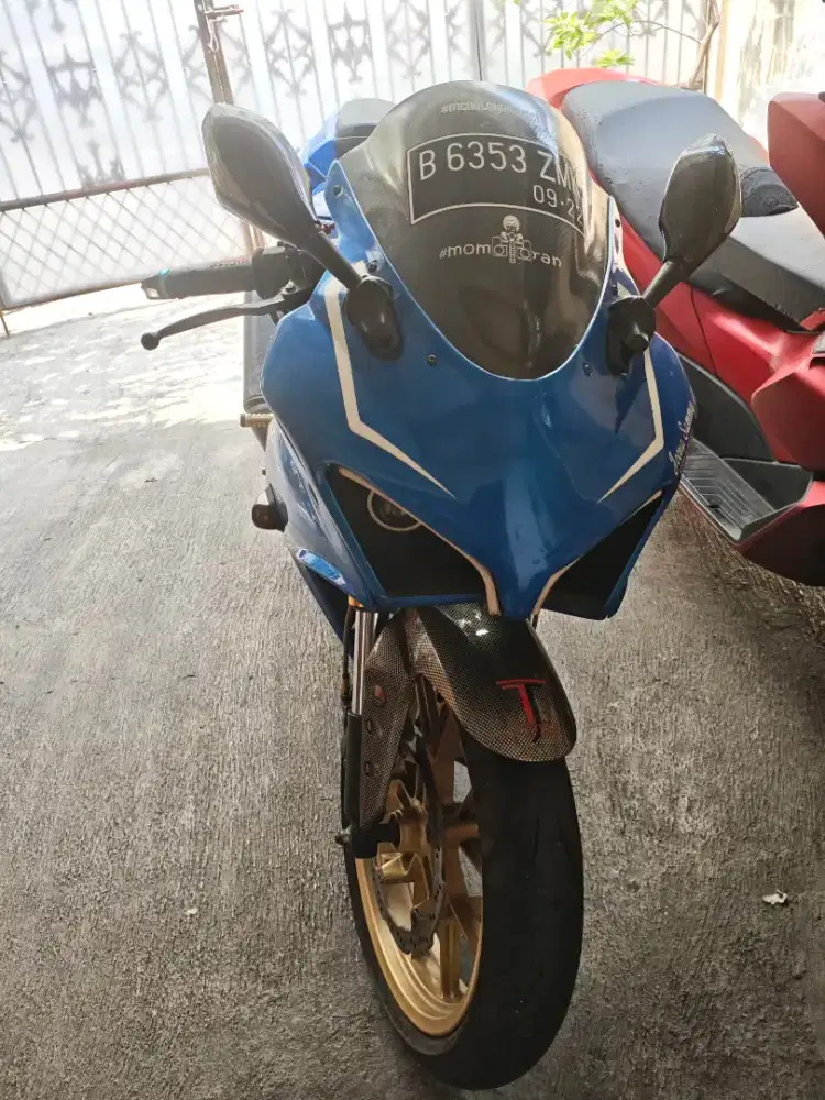 MOTOR SUZUKI GSX R150 BIRU