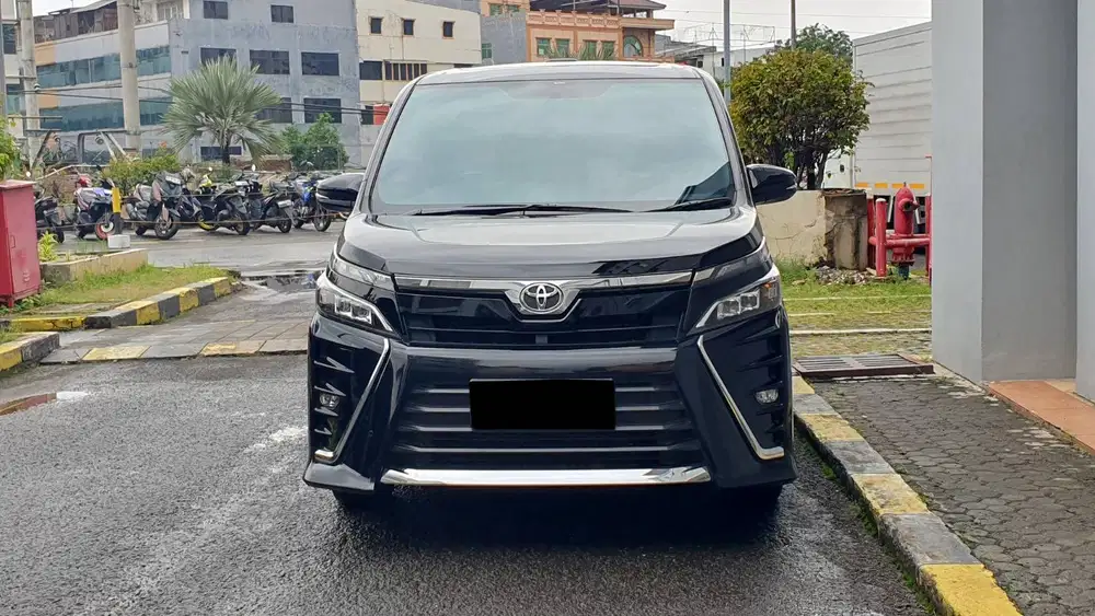 Toyota Voxy 2.0 Anniversary Edition Upgrade Lombardi 2021 Low KM