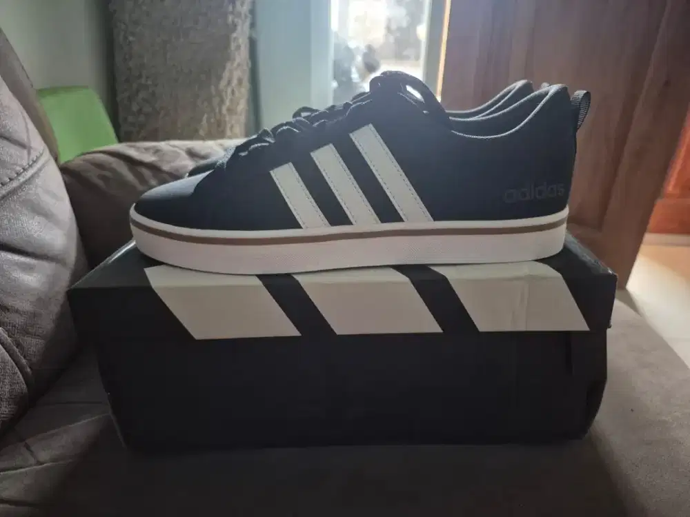 New Adidas lifestyle men black
Size 42
Box