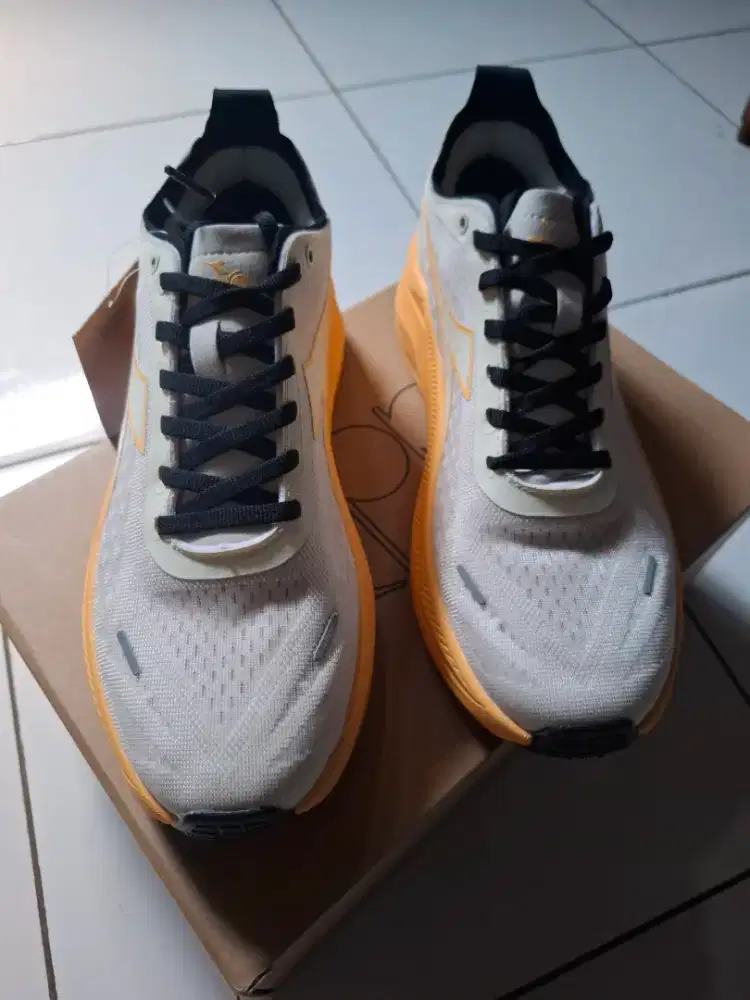Sepatu Olahraga Diadora