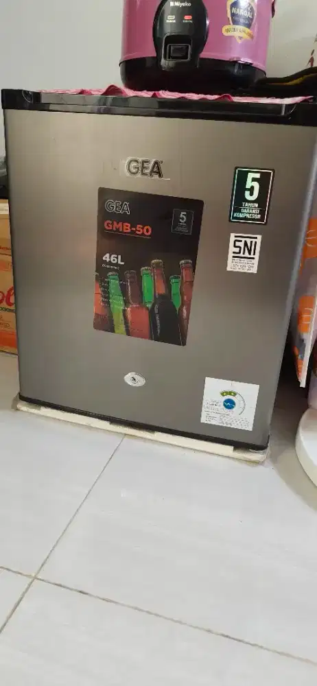 Kulkas mini GEA GMB-50 kapasitas 46 liter (nego)