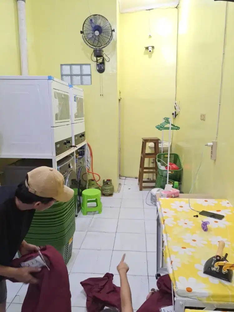 di cari staf laundry