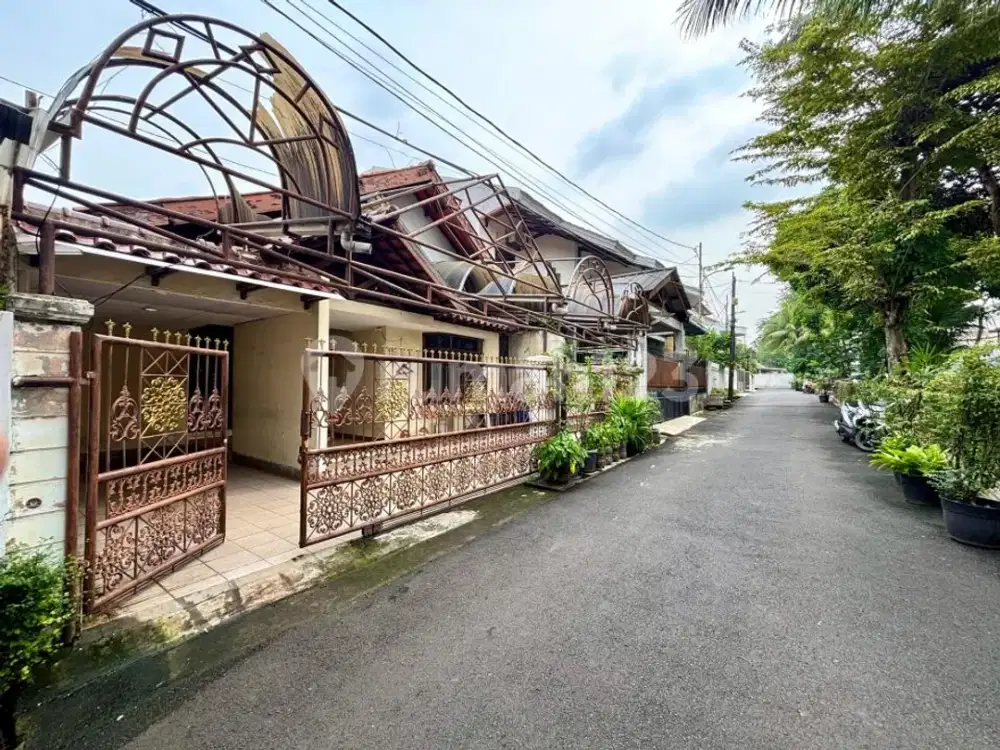 TEBET BARAT, RUMAH HITUNG TANAH  ( AKSES 2 MOBIL ) DEPAN TAMAN