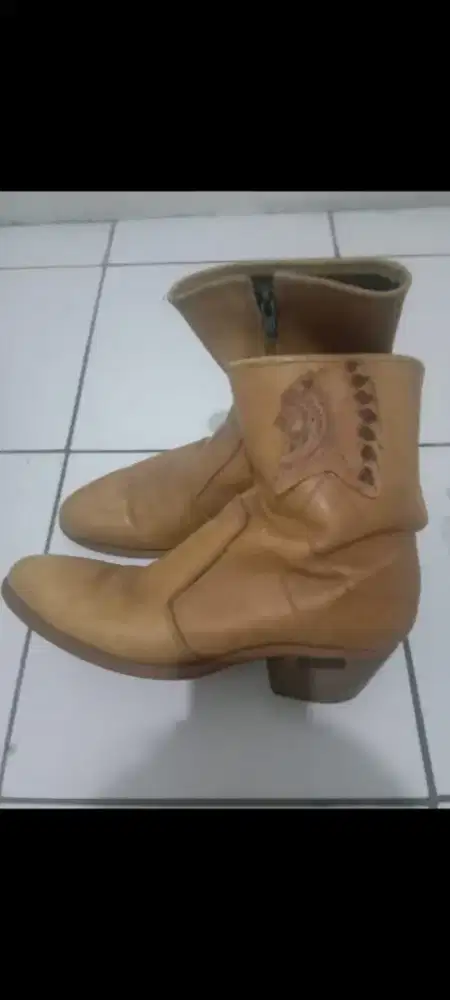 Sepatu apa che  korek Zippo Apache