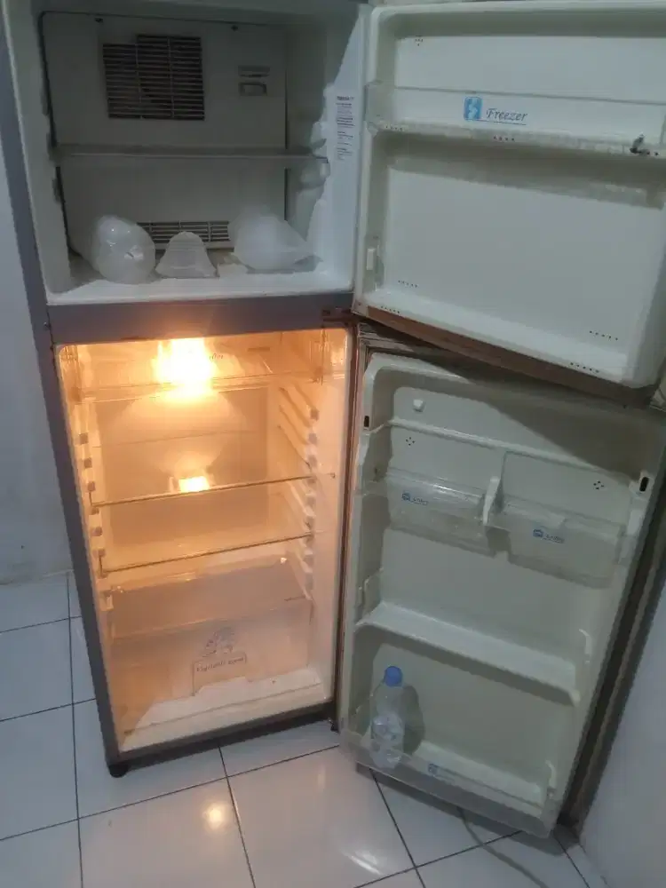 Kulkas 2 pintu Toshiba Glacio