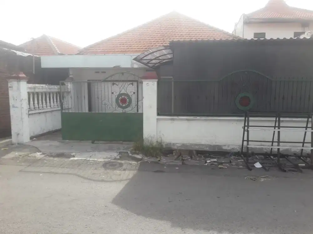 Dijual Rumah + Kos²an Hitung Tanah Alamat : Jl. Raya Kedung Baruk Surabaya