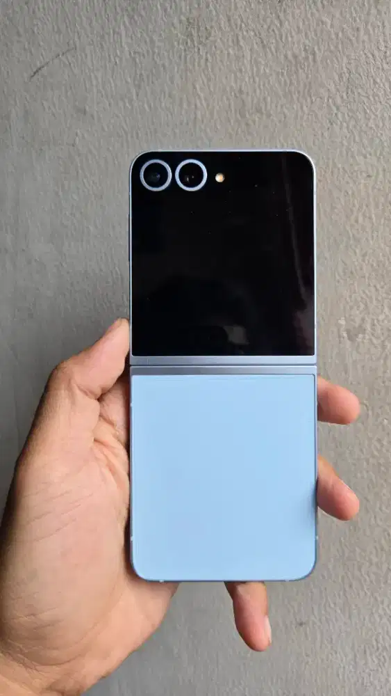 Samsung Flip 6 256gb like new