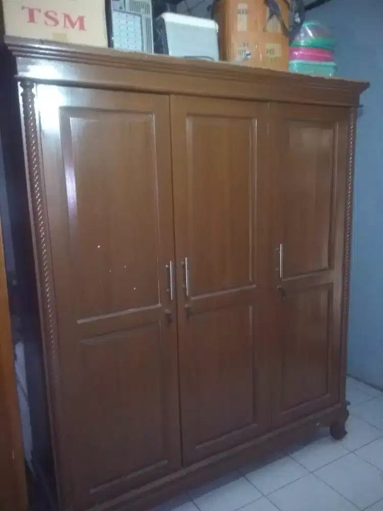 Lemari Kayu jati 3 pintu dan Meja kayu jati