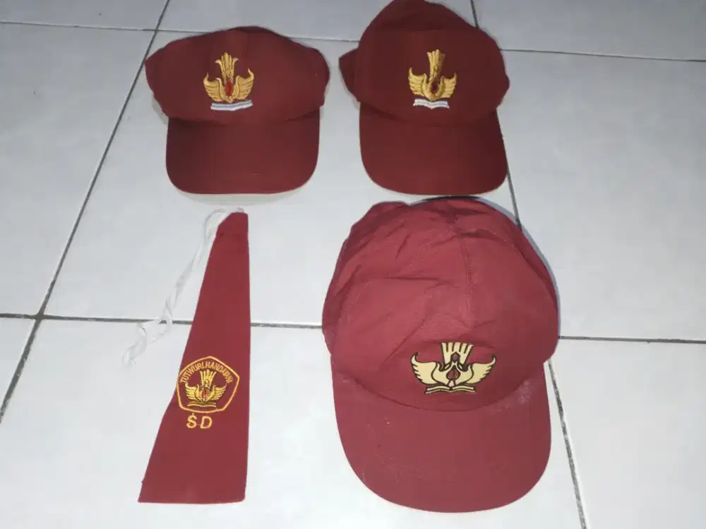 Topi sd ada 3pcs dan dasi sd 1pcs, kondisi ok pernah dipakai, 50k,nego