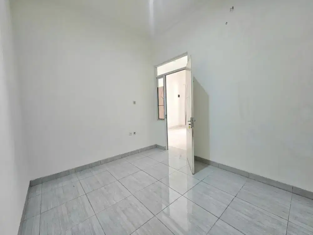 DISEWAKAN Rumah Minimalis Terenovasi dengan Lingkungan Strategis di Cluster Royal London, Mutiara Gading City