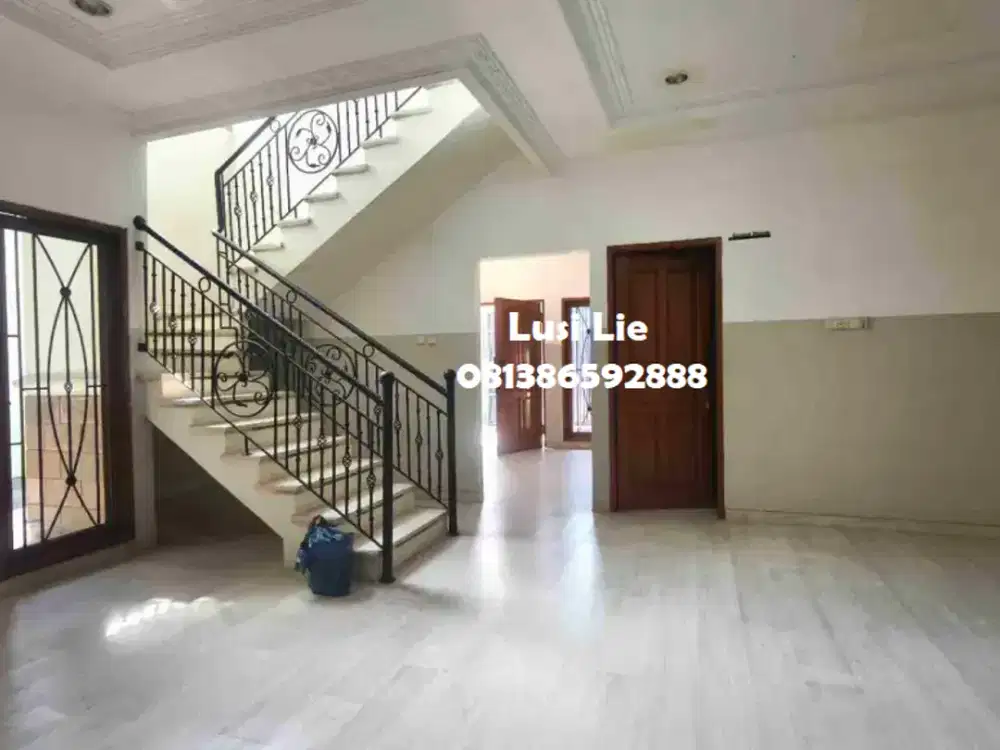 Rumah ex kantor Taman Ratu luas 860m, parkir muat 10 mobil