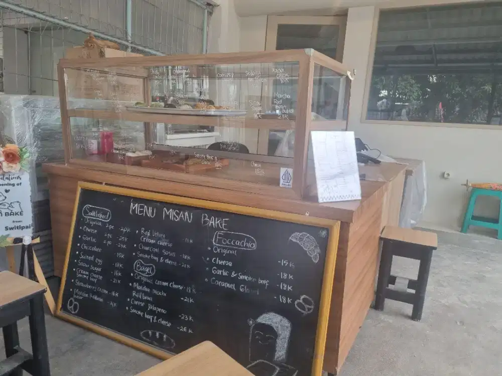 Etalase kaca untuk bakery