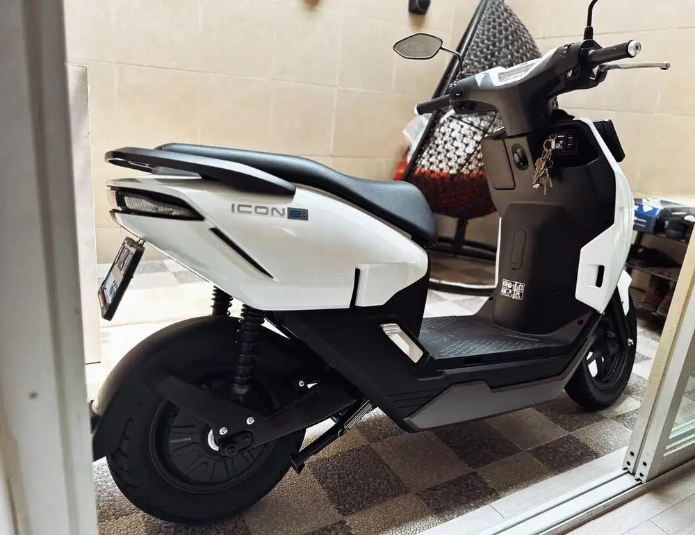 Motor Listrik Honda Icon-e warna putih