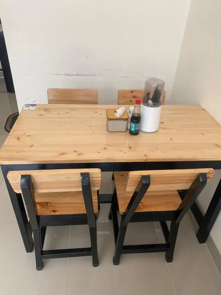 6 Set Meja Kursi Kayu ,, 1 Meja Kasir ,, 1 Meja besar panjang