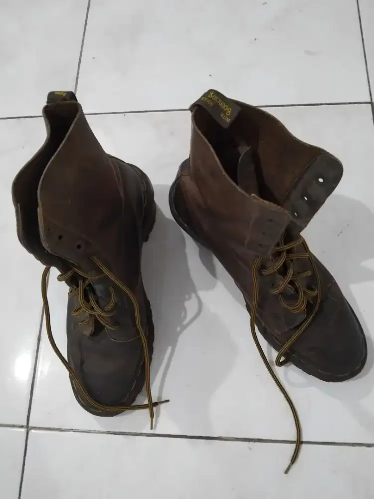 Dijual sepatu kulit asli merk Dr Marten