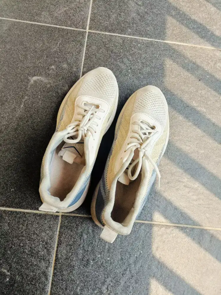 Sepatu Sneakers Kets Pria Warna Putih