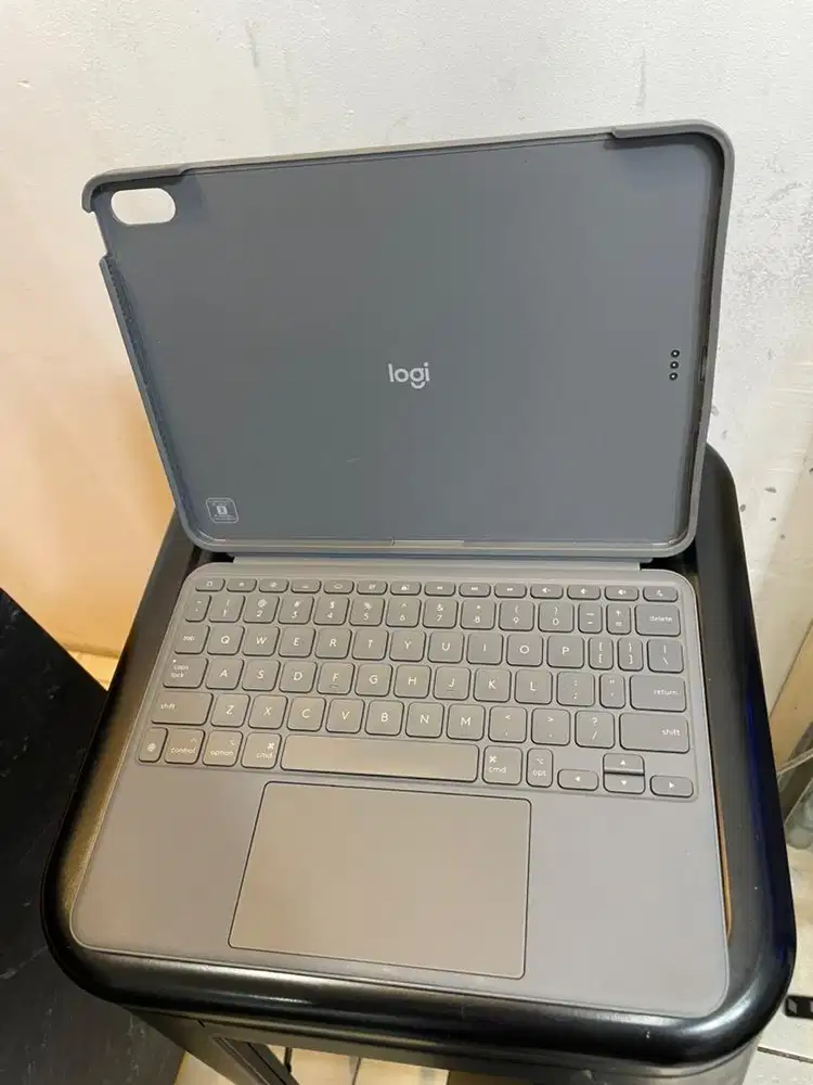 Keyboard Logitech Combo Touch Case Untuk iPad Air 11 M1 M2 M3 M4