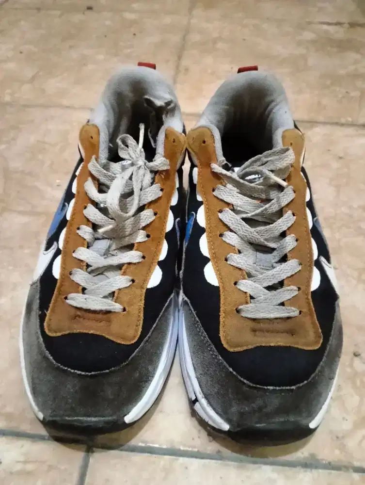 Sepatu Bekas NIKE dijual 50.000 karena sering dipakai untuk kerja dll