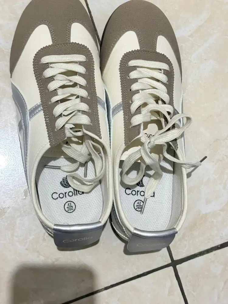 Sepatu Sneakers